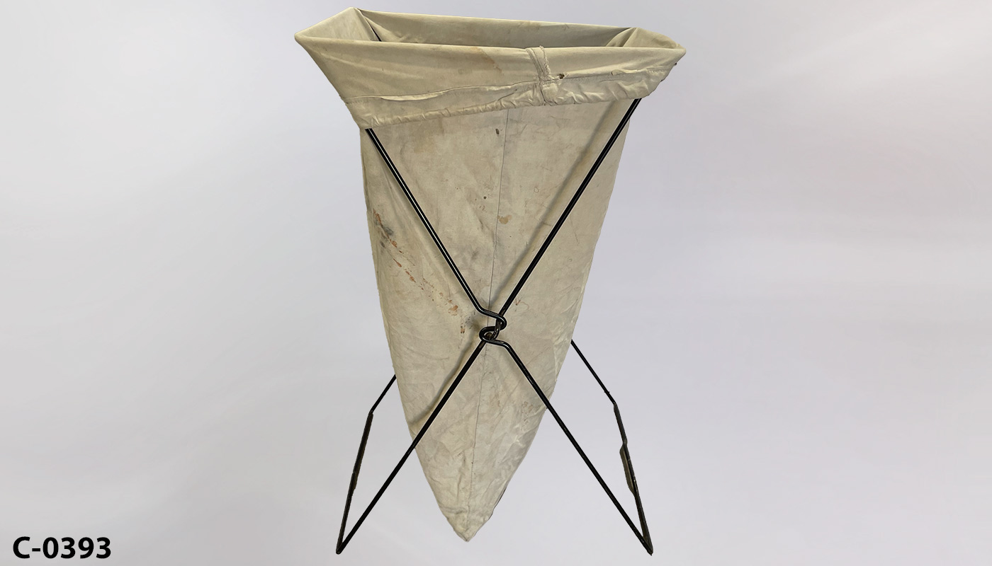 Laundry bag on black wire frame, stock number L-0393