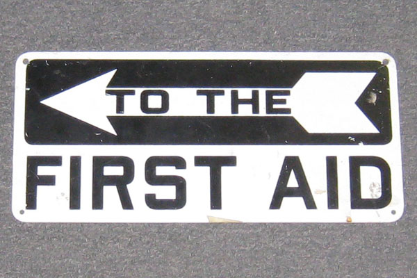 Sign-<To The< First Aid, stock number S-0814