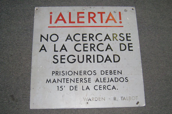 Sign-Spanish-Alerta! No Acercar Se A La Cerca De Seguridad, stock number S-1025