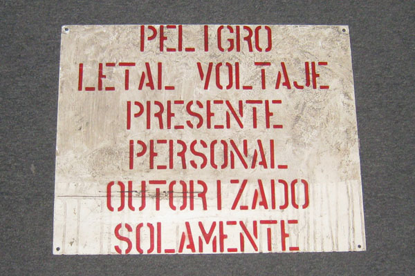 Sign-SPANISH-Peligro Letal Voltaje Presente Personal Outorizado Solamente, stock number S-1043