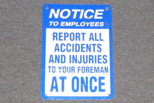 Sign-Notice to employees report all accidents and injuries to your foreman at, stock number S-2028a
